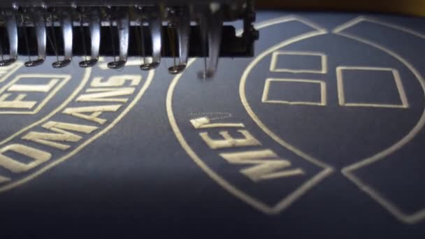 Современная Вышивальная Машина Сшивая Вместе Логотипы — стоковое видео