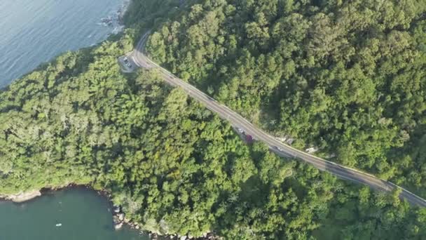 Drone Vista Distanciamiento Mostrando Coches Que Pasan Por Montaña Selva — Vídeos de Stock
