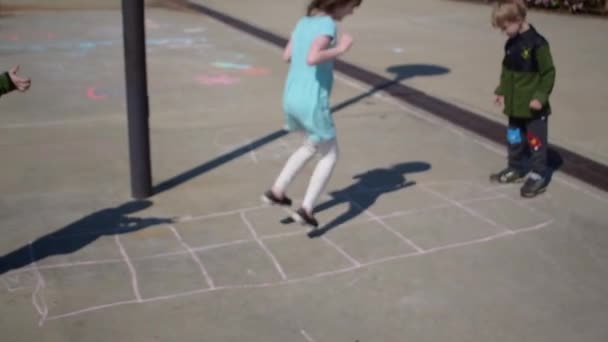 Enfants Jouant Marelle Avec Fortes Ombres Soleil Ralenti — Video