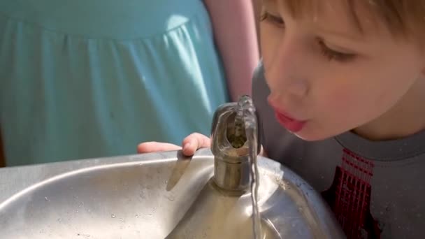 Ung Pojke Får Vatten Från Dricksfontänen — Stockvideo