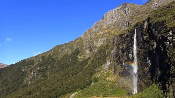 在一个阳光明媚的日子里 在新热情的瓦纳卡的罗布罗伊冰川附近 手持拍摄了瀑布和彩虹的照片 — 图库视频影像