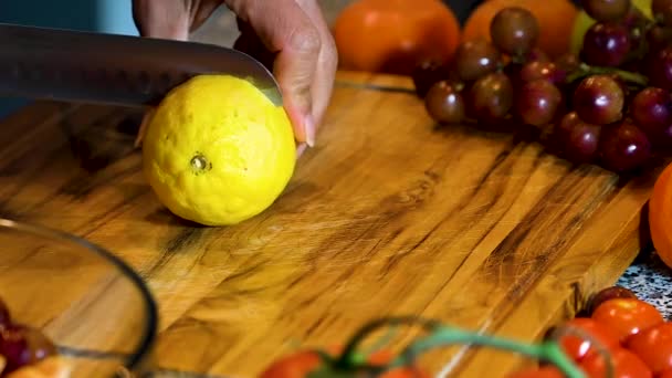 Gelbe Zitrone Zum Kochen Schneiden — Stockvideo