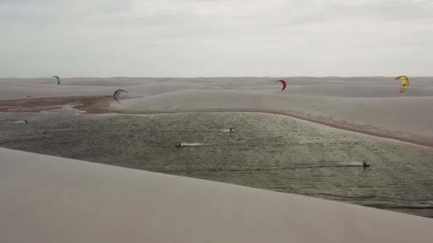 レニス マランヘスの有名な砂丘の小さな湖でカイトサーフィン 空中射撃 — ストック動画