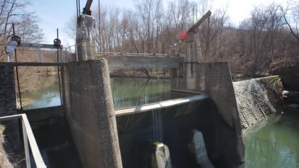 Eski Mekanizmalar Geçitleri Kaldırıyor Kanalı Küçük Bir Hidrogücü Itiyor — Stok video
