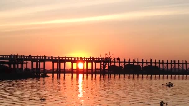 Bein Bridge Cruzamento Que Abrange Lago Taungthaman Perto Amarapura Mianmar — Vídeo de Stock