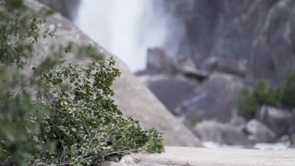 Pan Concentrarsi Rack Sulla Cascata Nel Parco Nazionale Yosemite — Video Stock