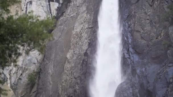 Pan Lower Yosemite Falls Termina Base — Vídeo de Stock