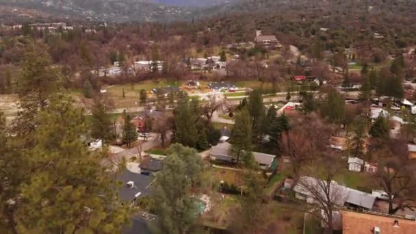 Plano Aéreo Del Barrio Montaña Durante Invierno Panorámica Revelando Nieve — Vídeo de stock