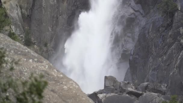 Zblízka Záběr Dolní Yosemitské Vodopády Během Jarního Tání Sněhu — Stock video