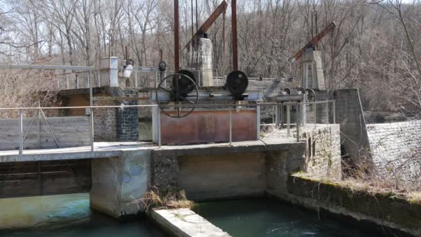 Los Viejos Mecanismos Levantan Las Puertas Canal Agua Que Impulsa — Vídeos de Stock