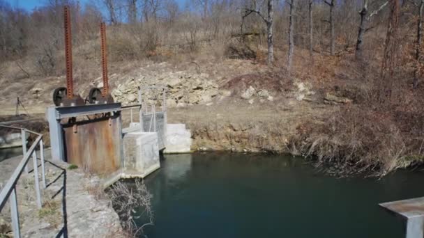 老旧的机制打开了大门 推进小水电的水渠 — 图库视频影像