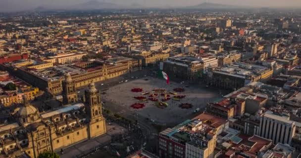クリスマスの装飾とメキシコの旗とエルZocaloとして知られているメキシコ市のメイン広場の空中高波 — ストック動画