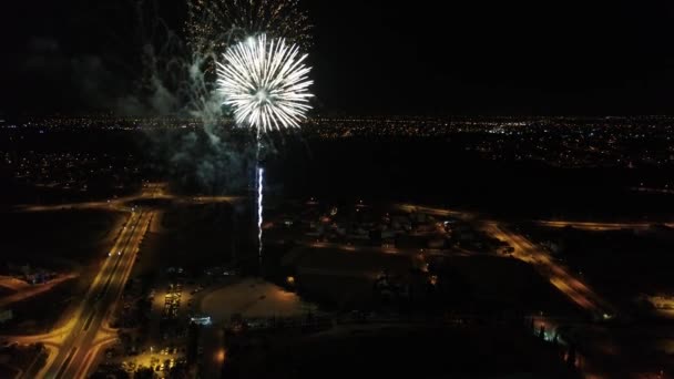 伟大的烟火表演在尼科西亚 塞浦路斯 独特的空中景观 四分机无飞机镜头 美丽的颜色来自上面 真正的烟花在夜空中 4K镜头 — 图库视频影像