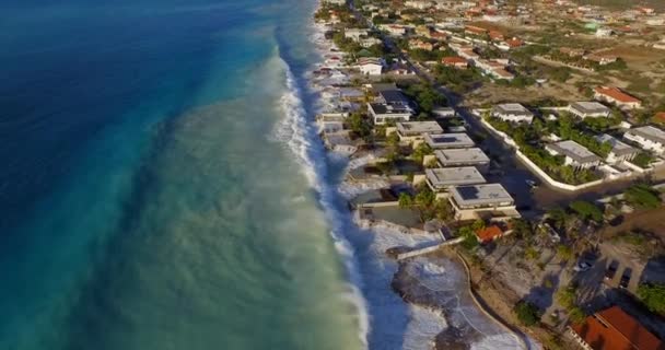 Duże Fale Niszczą Domy Huraganie Mijającym Wybrzeże Bonaire — Wideo stockowe