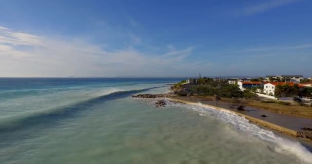 Grandes Vagues Endommageant Des Maisons Après Ouragan Passé Sur Littoral — Video