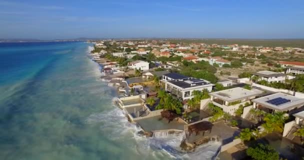 Duże Fale Niszczą Domy Huraganie Mijającym Wybrzeże Bonaire — Wideo stockowe
