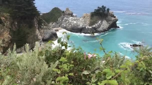 Mcway Cai Julia Pfeiffer Burns State Park Big Sur Califórnia — Vídeo de Stock