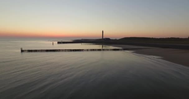 Повітря Пірс Пляж Маяк Під Час Заходу Сонця Поблизу Села — стокове відео