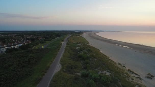 Aérea Playa Alrededor Barrera Oleaje Tormenta Oosterschelde Durante Una Puesta — Vídeo de stock