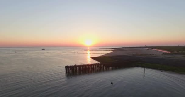 Luchtfoto Pier Het Strand Vuurtoren Bij Zonsondergang Bij Het Dorp — Stockvideo