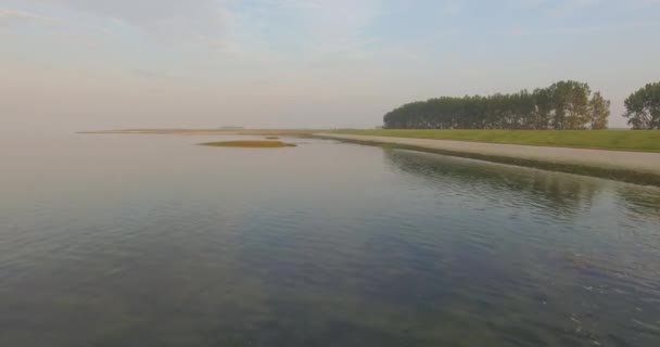 荷兰奥斯特舍尔德的堤坝和海岸线 在朦胧的日落中拍摄 — 图库视频影像