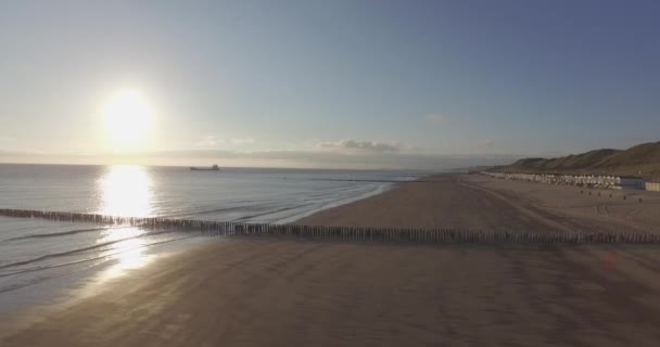 Aerial Plaża Pomiędzy Vlissingen Dishoek Podczas Zachodu Słońca — Wideo stockowe