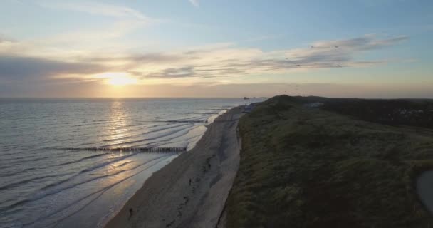 Aerial Plaża Pomiędzy Vlissingen Dishoek Podczas Zachodu Słońca — Wideo stockowe