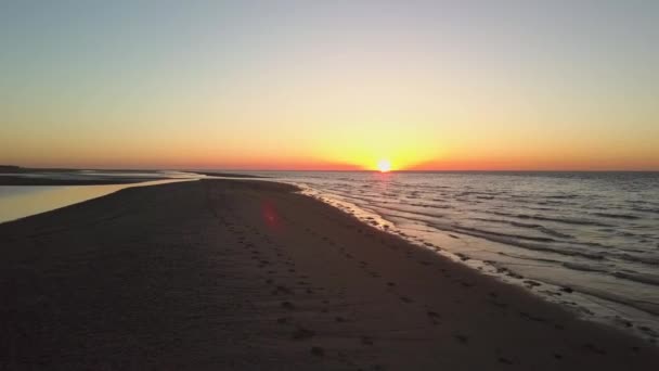夕阳西下在荷兰的海滩上 空中射击 — 图库视频影像