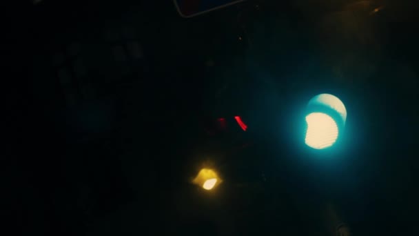 夜昏时分开车的红绿灯 — 图库视频影像