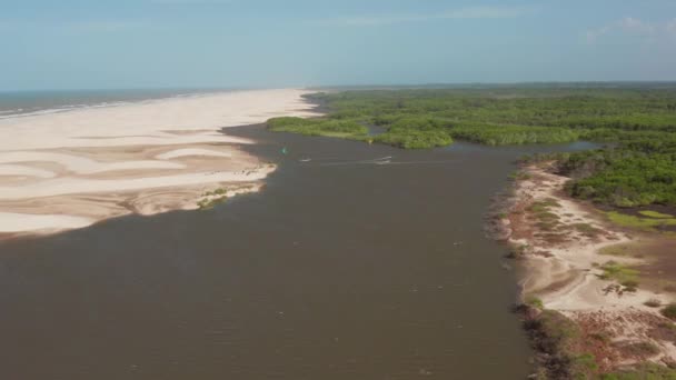 Luchtfoto Kitesurfen Rivierdelta Van Parnaiba Noord Brazilië — Stockvideo