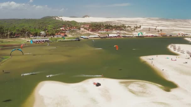 カイトサーフィンのための有名なラグーン ブラジルのカイプ — ストック動画