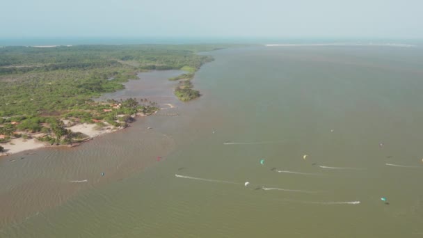 ブラジル北部のパルナイバ川デルタでのカイトサーフィン — ストック動画