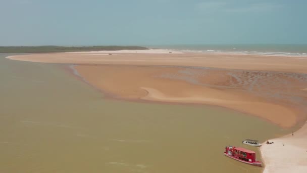 ブラジル北部のパルナイバ川デルタでのカイトサーフィン — ストック動画