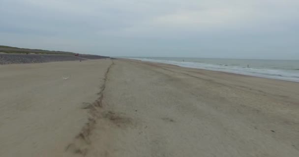 Luchtfoto Een Bewolkte Dag Aan Het Zandstrand Tussen Domburg Westkapelle — Stockvideo