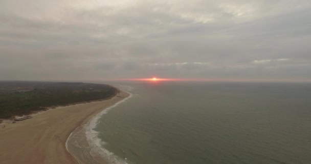 Luchtfoto Zonsondergang Aan Het Strand Met Zon Die Oplicht Boven — Stockvideo