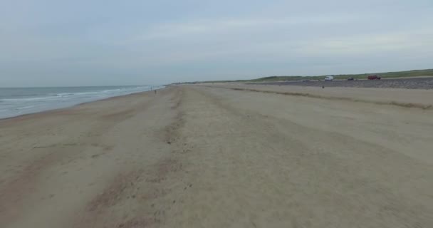 Воздушный Пасмурный День Песчаном Пляже Между Домбургом Вестфалией Нидерланды — стоковое видео