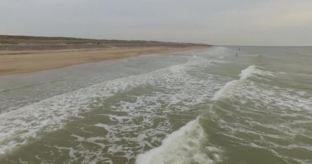 Antenne Ein Bewölkter Tag Sandstrand Zwischen Domburg Und Westkapelle Niederlande — Stockvideo