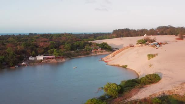 Udara Pasir Dan Air Terjun Bukit Bukit Pasir Cumbuco Brasil — Stok Video