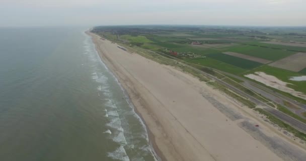 オランダのドムブルクとヴェストカペルの間の砂浜で曇りの日 — ストック動画