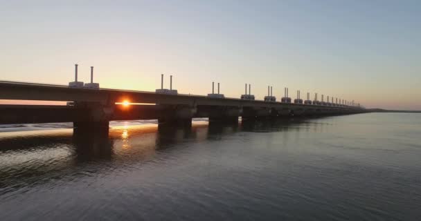 Εναέρια Φράγμα Των Καταιγίδων Oosterschelde Και Ανεμογεννήτριες Στις Κάτω Χώρες — Αρχείο Βίντεο