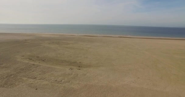 Aerial Μεγάλη Αμμώδης Παραλία Χαμηλή Παλίρροια Στην Ολλανδία — Αρχείο Βίντεο