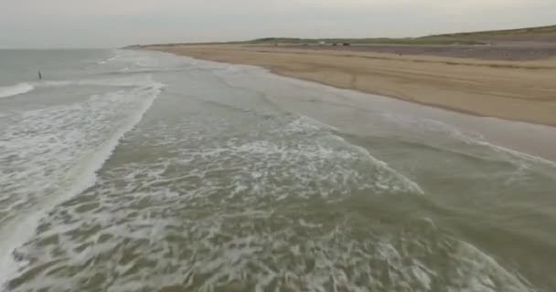 Luchtfoto Een Bewolkte Dag Aan Het Zandstrand Tussen Domburg Westkapelle — Stockvideo