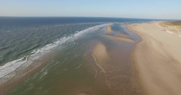 Aérea Una Playa Con Kitesurfistas Oostkapelle Durante Marea Baja — Vídeo de stock