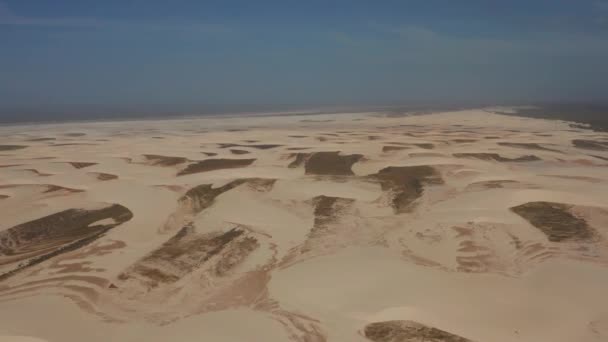 Aeronave Caminhão Com Kitesurfistas Viajando Pelas Dunas Lencois Maranhenses Brasil — Vídeo de Stock