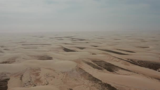 Aérien Camion Avec Des Kitesurfers Voyageant Travers Les Dunes Lencois — Video