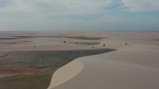 Воздушный Кайтсерфинг Дюнах Lencois Maranhenses Северная Бразилия — стоковое видео