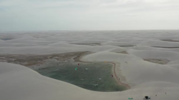 Воздушный Кайтсерфинг Дюнах Lencois Maranhenses Северная Бразилия — стоковое видео