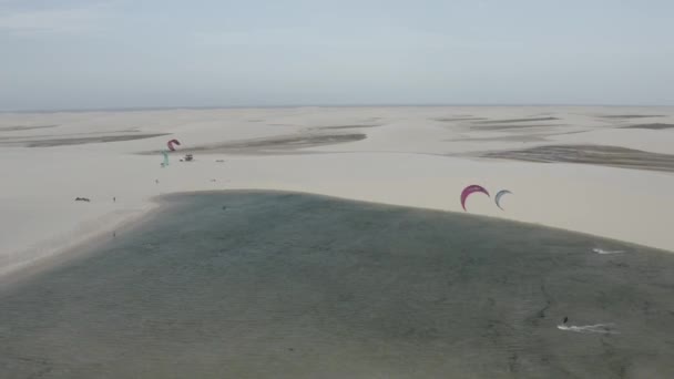 Воздушный Кайтсерфинг Дюнах Lencois Maranhenses Северная Бразилия — стоковое видео