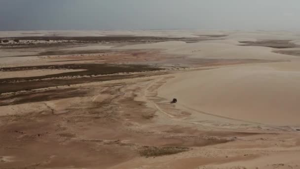Aerial Truck Kitesurfers Traveling Dunes Lencois Maranhenses Brazil Dry Season — Stock Video
