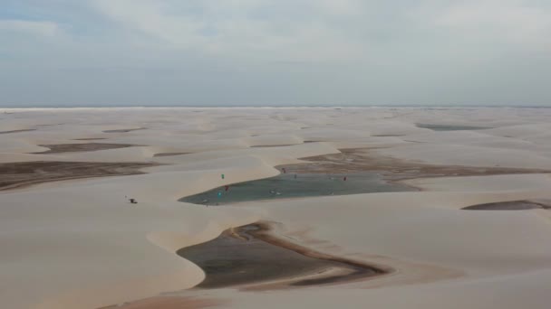 Воздушный Кайтсерфинг Дюнах Lencois Maranhenses Северная Бразилия — стоковое видео